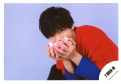 【中古】生写真(ジャニーズ) 7 MEN 侍/菅田琳寧/横型・上半身・衣装赤・青・両手物持ち・左向き・前屈み・背景紫/Greeting Photo ～ホワイトデーVer.～/公式生写真