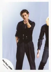 【中古】生写真(ジャニーズ) Hey! Say! JUMP/山田涼介/膝上・左手前・右手ポケット・後ろにメンバー・カメラ目線・顔傾げ/「Give Me Love」PV＆ジャケ写撮影/公式生写真