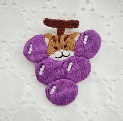 ぶどうにかくれんぼ　ねこさん