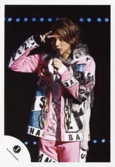 【中古】生写真(ジャニーズ) Kis-My-Ft2/藤ヶ谷太輔/ライブフォト・膝上・衣装ピンク・左手マイク・右手ピース・右手額の前/公式生写真