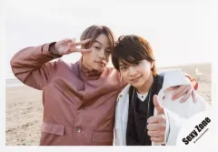 【中古】生写真(ジャニーズ) Sexy Zone/菊池風磨・佐藤勝利/横型・上半身・衣装ピンク・白・黒・菊池右手ピース・佐藤左手親指立て・砂浜/アルバム「PAGES」MV＆ジャケ写オフショット/公式生写真