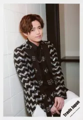 【中古】生写真(ジャニーズ) Travis Japan/吉澤閑也/膝上・座り・衣装黒.白・両手重ね・壁に寄りかかり/「Travis Japan LIVE TOUR 2020 ENTER 1234567」グッズオフショット/公式生写真