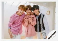【中古】生写真(ジャニーズ) King ＆ Prince/岸優太・岩橋玄樹・永瀬廉/横型・膝上・衣装ピンク.黒.白.グレー・岩橋両手ピース/シングル「Memorial」MV＆ジャケ写撮影オフショット/公式生写真