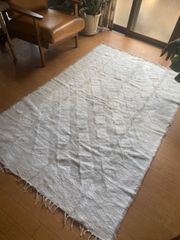 大変便利でふわふわ！トルコの東遊牧民の手織の山羊の毛布/新しいシイルトのバッタニイェ　大変人気の白　色々重宝　リバーシブルで使えます　ラグにも、ソファカバーやベッドカバーにも、毛布にも！洗えて便利一枚は欲しいエコな織物/120×196便利なサイズ！