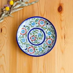 陶器飾り皿　インド　ブルーポタリー　中サイズ　白地に水色と赤い花