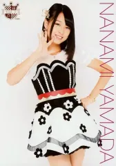 【中古】生写真(AKB48・SKE48) 山田菜々美/膝上・衣装白.黒・花柄/AKB48 CAFE ＆ SHOP限定 A4サイズ生写真ポスター 第64弾