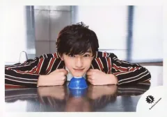 【中古】生写真(ジャニーズ) 関西ジャニーズJr./道枝駿佑/横型・バストアップ・衣装赤紺白・コップに顎のせる/「X’mas Party!! 2018」グッズオフショット