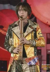 【中古】生写真(ジャニーズ) 関ジャニ∞/丸山隆平/ライブフォト・膝上・衣装金色・背景太鼓・両手で笛/KANJANI∞ LIVE TOUR 2008 ∞だよ!全員集合 夏だ!ツアーだ!!ワッハッハー!!! オリジナルフォトセット