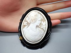 大きな本べっ甲とシェルカメオのブローチ兼ペンダント　手彫り