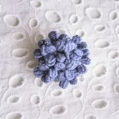 コサージュ　手刺繍　スミレの花の砂糖漬け　ブルー　パープル　くすみブルー　くすみパープル　くすみ青紫　お出かけ　刺繍糸
