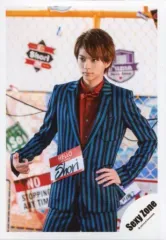 【中古】生写真(ジャニーズ) Sexy Zone/佐藤勝利/上半身・衣装青黒赤・右手指差し・腰に左手/「ROCK THA TOWN」PV＆ジャケ写撮影オフショット/公式生写真