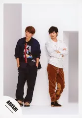 【中古】生写真(ジャニーズ) 嵐/相葉雅紀・松本潤/全身・衣装黒・白・相葉両手ポケット・松本腕組み・体右向き・目線左・背景白/「Are You Happy?」ジャケ写撮影＆「Don’t You Get It」PV撮影/公式生写真