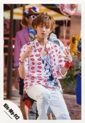 【中古】生写真(ジャニーズ) Kis-My-Ft2/藤ヶ谷太輔/膝上・座り・衣装白・赤・黒・両手上げ・後ろに人/「Sha la la☆Summer Time」PV＆ジャケ写撮影/公式生写真