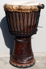 【希少】毛皮付きジェンベ 30cm 本格民族楽器 黒木製 肩掛けベルト付 希少】毛皮付きジェンベ 30cm 本格民族楽器 黒木製 肩掛けベルト付