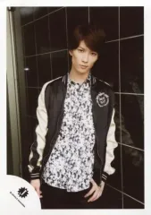 【中古】生写真(ジャニーズ) Snow Man/渡辺翔太/膝上・衣装黒・白・壁に寄りかかり・口閉じ・背景黒/ジャニーズJr.「ジャニーズ銀座2016」inシアタークリエ グッズ撮影オフショット/公式生写真