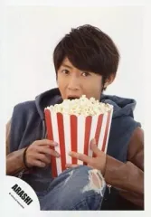 【中古】生写真(ジャニーズ) 嵐/相葉雅紀/バストアップ・衣装青.茶・両手ポップコーン・背景白/公式生写真