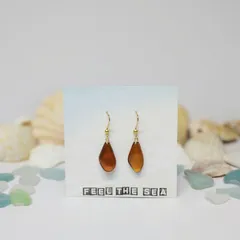 天然シーグラスピアス フックピアス ブラウン 茶色 一点物 唯一無二 レジン キラキラ つやつや 涼しげ ゆらゆら揺れる 海を感じるアクセサリー ハンドメイド SDGs アップサイクル