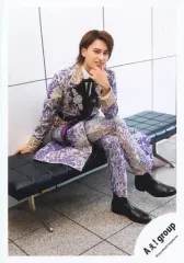 【中古】生写真(ジャニーズ) Aぇ! group/小島健/全身・座り/「ジュニア アクリルスタンド」撮影オフショット/公式生写真