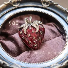 アンティーク調の苺ブローチ　イチゴ かわいい カジュアル 新品 大人 ヴィンテージ調 レトロ 果物 食べ物 NerD