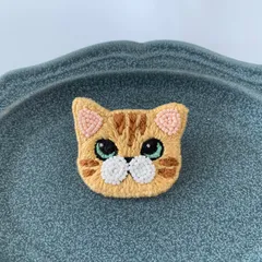 №237 白ねこちゃんのアジサイ刺繍ブローチ ハンドメイド 刺繍 ブローチ 