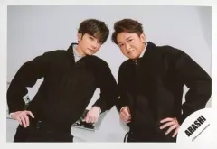 【中古】生写真(ジャニーズ) 嵐/松本潤・大野智/横型・上半身/アルバム 「This is 嵐」MV＆ジャケ写オフショット/公式生写真