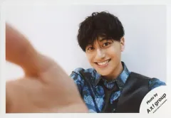 【中古】生写真(ジャニーズ) Aぇ! group/小島健/横型・バストアップ・衣装青・黒・右手差し出し・笑顔・左向き・背景白/「ジャニーズJr.8・8祭り～東京ドームから始まる～」セルフィー/公式生写真