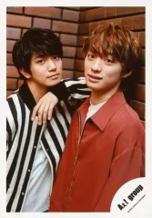 【中古】生写真(ジャニーズ) Aぇ! group/正門良規・福本大晴/上半身・衣装白.黒.赤茶・正門左手福本の肩/「僕らAぇ! groupがbrakeしそうですねん?!」グッズオフショット/公式生写真