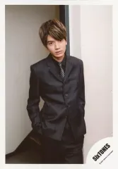 【中古】生写真(ジャニーズ) SixTONES/高地優吾/膝上・衣装黒・両手ポケット・寄りかかり・首傾げ/「TrackONE -IMPACT-」グッズオフショット/公式生写真