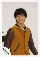 【中古】生写真(ジャニーズ) 関ジャニ∞/錦戸亮/上半身・衣装茶・黄・両手下げ・目線左・笑顔・背景白/公式生写真