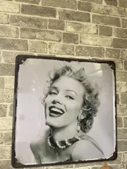 マリリンモンローah ブリキ看板30 ポスター インテリア アートパネル プレート 絵画 グッズ マリリン・モンロー 女優 キス セクシーガール sexy エロ 女の子 女性 人物 白黒 モノクロ 30cm 絵画 一人暮らし 店舗用 アメリカン雑貨