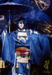 【中古】生写真(男性) 鈴木拡樹(三日月宗近)/ライブフォト・膝上・衣装青紫・右手上げ傘・左手横・キャラクターショット/舞台「『刀剣乱舞』 義伝 暁の独眼竜」ローソンプリント限定ブロマイド 第3弾