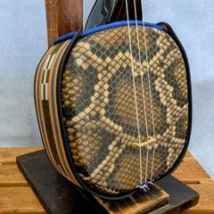 【沖縄三線】ギター三線　本蛇皮張り ペグ式 専門店購入品 龍柄胴巻き 沖縄三線】ギター三線 本蛇皮張り ペグ式 専門店購入品 龍柄胴巻き