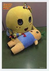 [중고]생 사진(남성) 후나시-/쪼그리고 있어·앞에 후나시-의 봉제인형 누워·바닥 초록·흰 테두리/[FUNASSYI FANTASY WORLD]한정 후나시-생 사진 세트