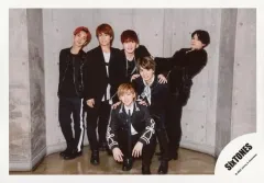 【中古】生写真(ジャニーズ) SixTONES/集合(6人)/横型・全身・衣装黒・京本しゃがみ・松村後ろに反り・田中首傾げ/シングル「Imitation Rain / D.D.」MV＆ジャケ写オフショット/公式生写真