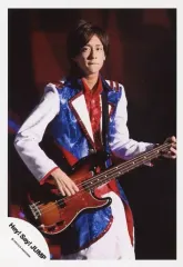 【中古】生写真(ジャニーズ) Hey! Say! JUMP/八乙女光/ライブフォト・膝上・衣装白・青・赤・両手ベース・下唇噛み・目線左/公式生写真