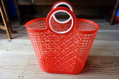 【赤プラスチックバック】ベトナム製/プラカゴ/ベトナム雑貨/濡れてもOK/丈夫/市場かご/銭湯/サウナバック/プールバック