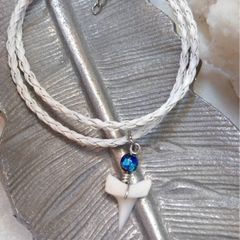 [新品・人気]サメの歯(小)レザーネックレス‼️沖縄ホタルガラス付き♫