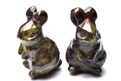 ドラゴンブラッドストーン 25x24x39mm うさぎ彫刻 置物 1個売り パワーストーン 天然石 _CRG79【宅急便】