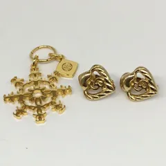 未使用+未使用近い 2個セット！！ CHANEL ホリデー限定 スノーフレーク ココ チャーム キーリング キーホルダー　Christian Dior ロゴ モチーフ イヤリング ゴールド 限定1セット！！