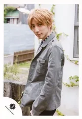 【中古】生写真(ジャニーズ) SixTONES/京本大我/膝上・衣装グレー・左向き・カメラ目線・顔傾げ/『少年たち 危機一髪』パンフレット＆グッズ撮影オフショット/公式生写真