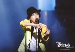 【中古】生写真(ジャニーズ) 関西ジャニーズJr./道枝駿佑/ライブフォト・横型・上半身・衣装黄色.白.黒・帽子・両手上げ/「少年たち 南の島に雪は降る」ステージフォト