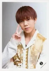 【中古】生写真(ジャニーズ) 7 MEN 侍/佐々木大光/上半身・衣装金.白・右手ピース・カメラ目線/「ジャニーズ銀座2020 Tokyo Experience」グッズオフショット/公式生写真