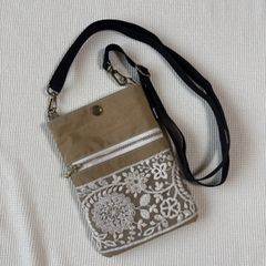 スマホポシェット　カジュアルナイロン(ベージュ)xインド刺繍リボンxウィリアムモリス
