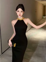 シンプルなゴールドデザイン入りドレス??ひざ丈 シルエット抜群