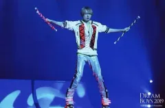 【中古】生写真(ジャニーズ) HiHi Jets/井上瑞稀/ライブフォト・横型・全身・衣装白・両手広げ・口開け・ライト青・2Lサイズ/「DREAM BOYS 2019」ステージフォト 第2弾