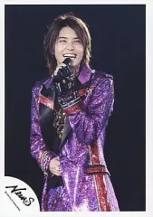 【中古】生写真(ジャニーズ) NEWS/手越祐也/ライブフォト・膝上・衣装紫・左手マイク・笑顔・背景黒/公式生写真