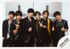 【中古】生写真(ジャニーズ) SixTONES/集合(6人)/横型・膝上・衣装黒・黄・横並び・森本両手親指立て/「ジャニーズJr.8・8祭り～東京ドームから始まる～」グッズオフショット/公式生写真