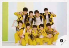 【中古】生写真(ジャニーズ) 少年忍者/集合(9人)/横型・全身・前列しゃがみ・衣装黄色・久保両手広げ・目線右/「ジャニーズ銀座2020 Tokyo Experience」グッズオフショット/公式生写真