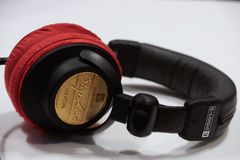ULTRASONE Signature MASTER のイヤーパッドの保護・修理に mimimamo スーパーストレッチ・ヘッドホンカバー （サイズ：L、色：レッド、型番：MHC-002-RD）