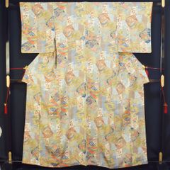 小紋 色紙・短冊に春秋模様 乳白色系 ちりめん 【中古】【お正月に 小紋 リサイクル着物 中古着物 リサイクル小紋 小紋着物 正絹 カジュアル 普段着物 練習用着物 お稽古用着物 お茶 正月 踊り きもの天陽】